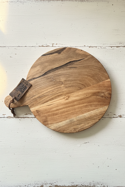 Ronde mangohout snijplank 30x40cm op vintage witte houten tafel