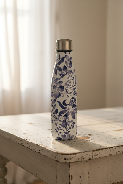 Isoleerfles 500ml Delfts blauw bloemenprint op vintage witte houten tafel